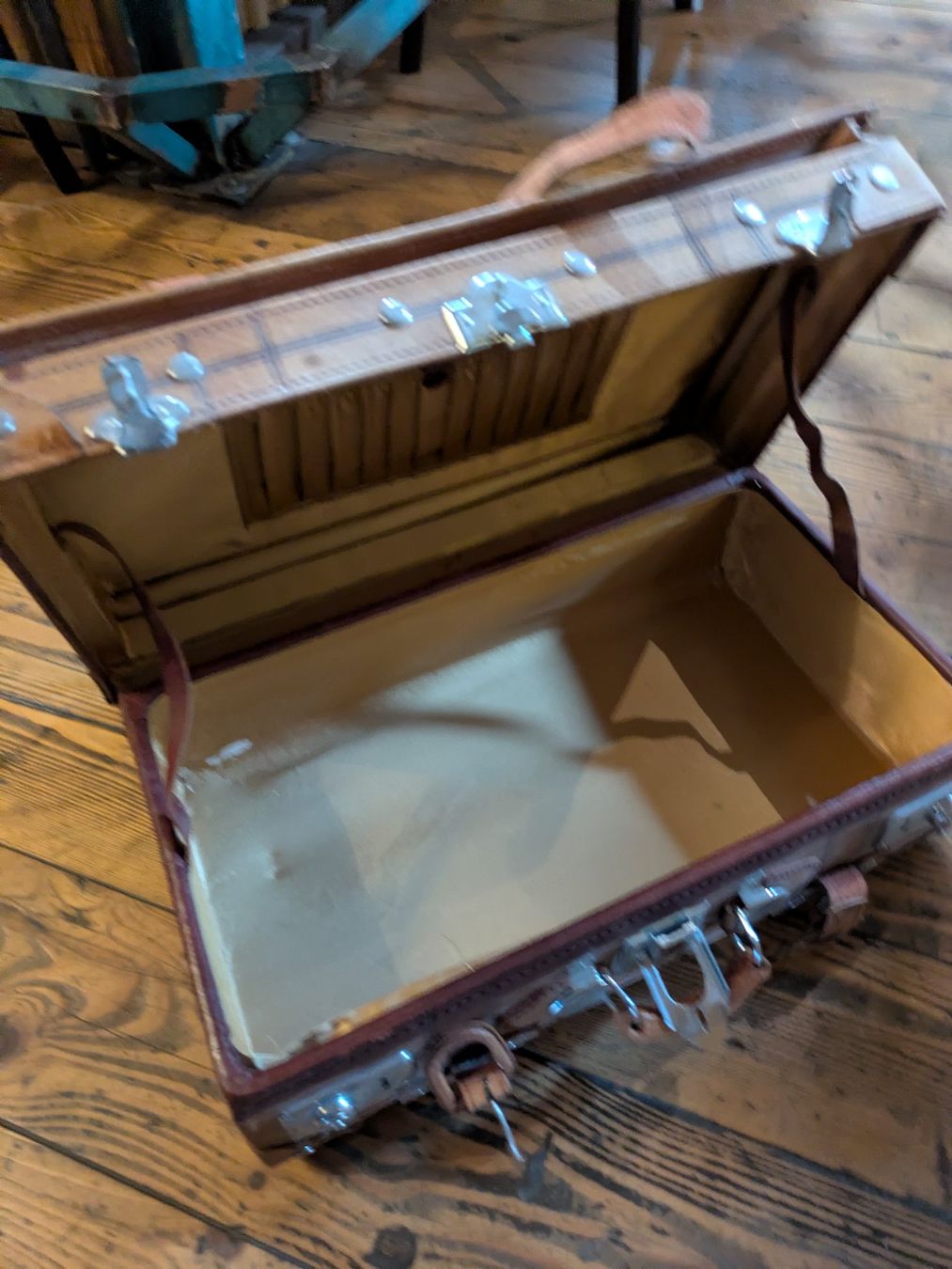 Valises de voyage: 2 alte, schöne Koffer – D'occasion à Niederlenz par pco_577d 4