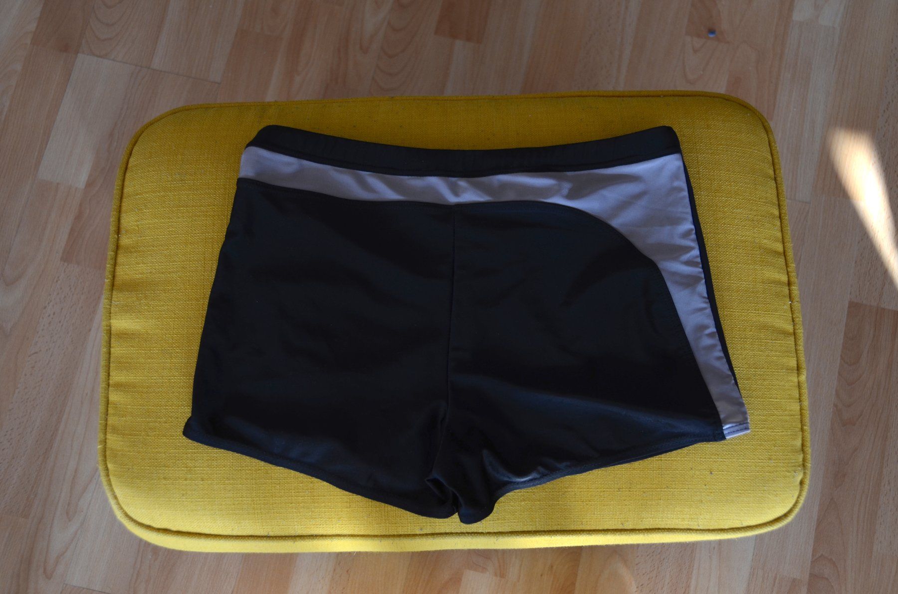 Pantaloni: Badehose "Swind", eng, schwarz, grau, weiss, Grösse L – Nuovo (secondo la descrizione) da Küssnacht am Rigi venduto da christianbueeler 1