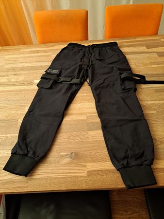 Zu verkaufen sehr wenig getragene coole Jungen Hosen.