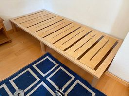 Einfaches Bettgestell aus Holz (200x90)