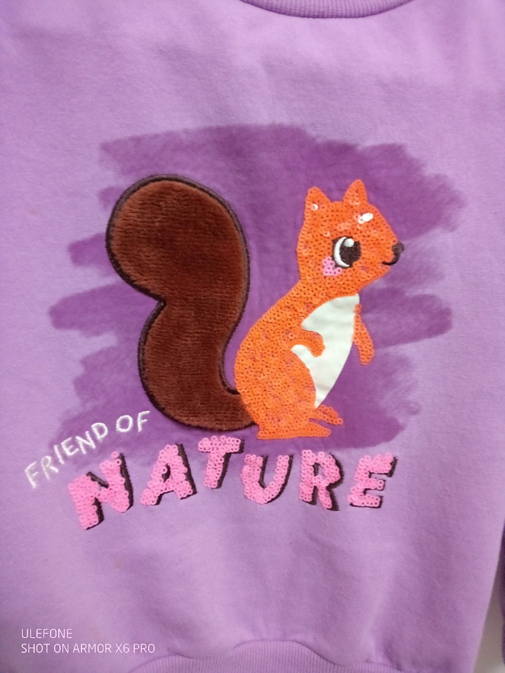 H&M Pulls et sweat-shirts: H&M Mädchen Pulli Gr.122/128 Lila mit Eichhörnchen /Pullover – D'occasion à Volketswil par Car1 2