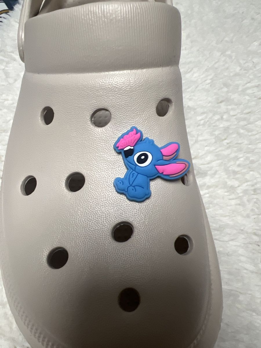 Scarpe da uomo: Charm's Crocs Stitch Adorable - Accessoire de Printemps! – Nuovo e nell'imballaggio originale da Chenens venduto da anasantos90 1