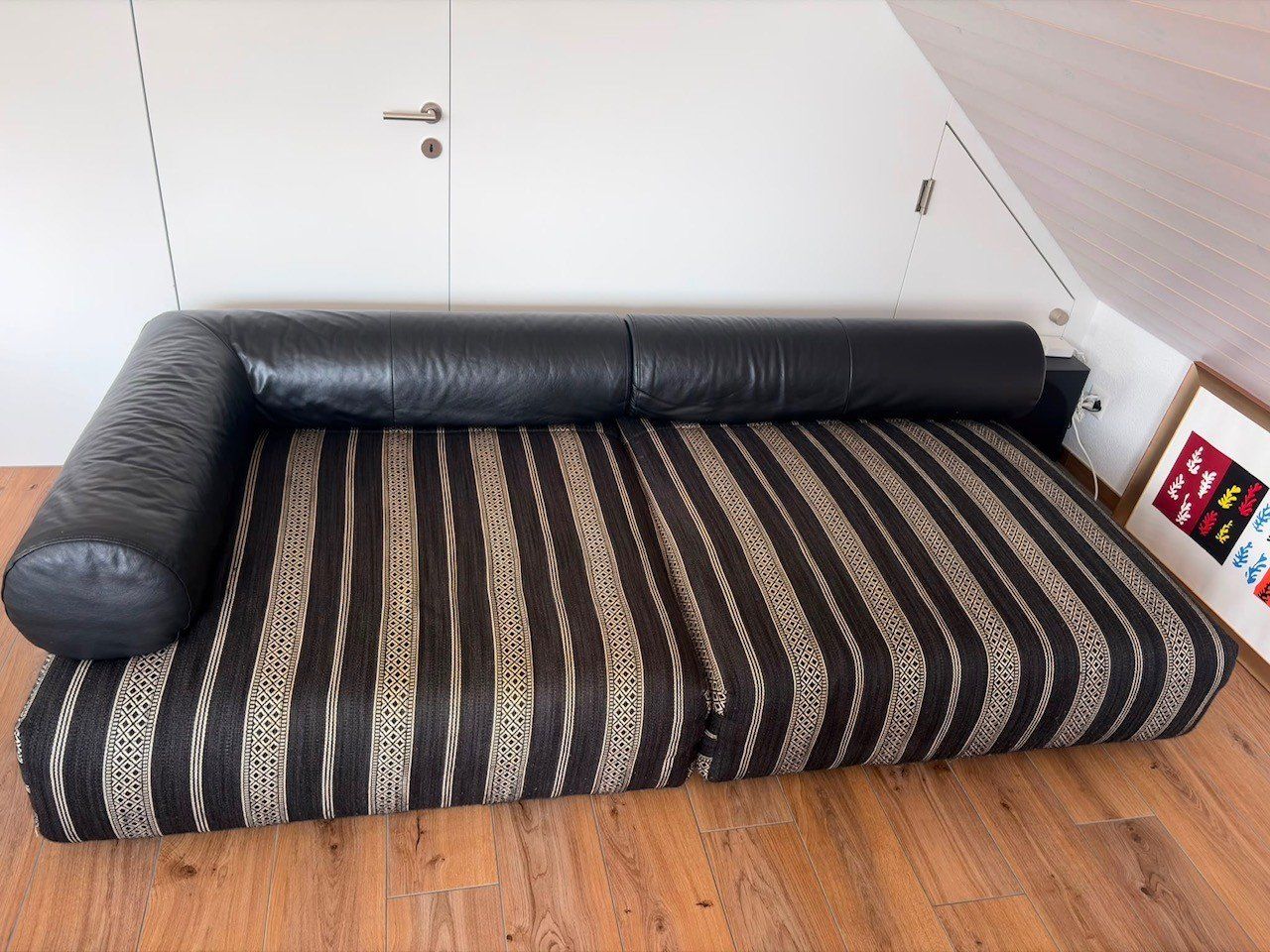 Micasa Divani: Design Sofa, Leder schwarz, mit Stoffmuster auf Sitzfläche – Usato da Hagendorn venduto da RolandM 2