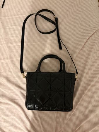 Schwarze Handtasche gesteppt mit Tragegriff und Riemen