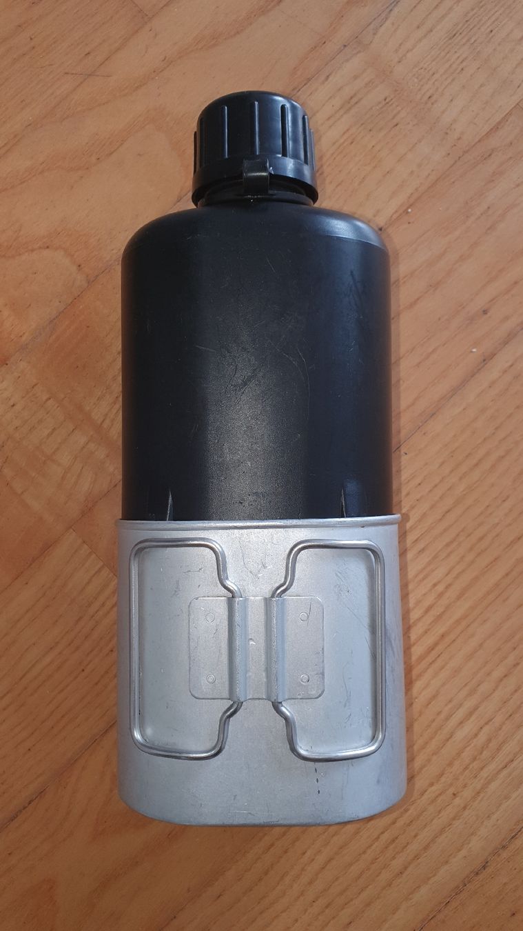 Schweizer Armee Attrezzatura & Pezzi di ricambio: Original Schweizer Armee Feldflasche M84 mit Alu-Becher – Usato da Meilen venduto da DodoSchubi 1