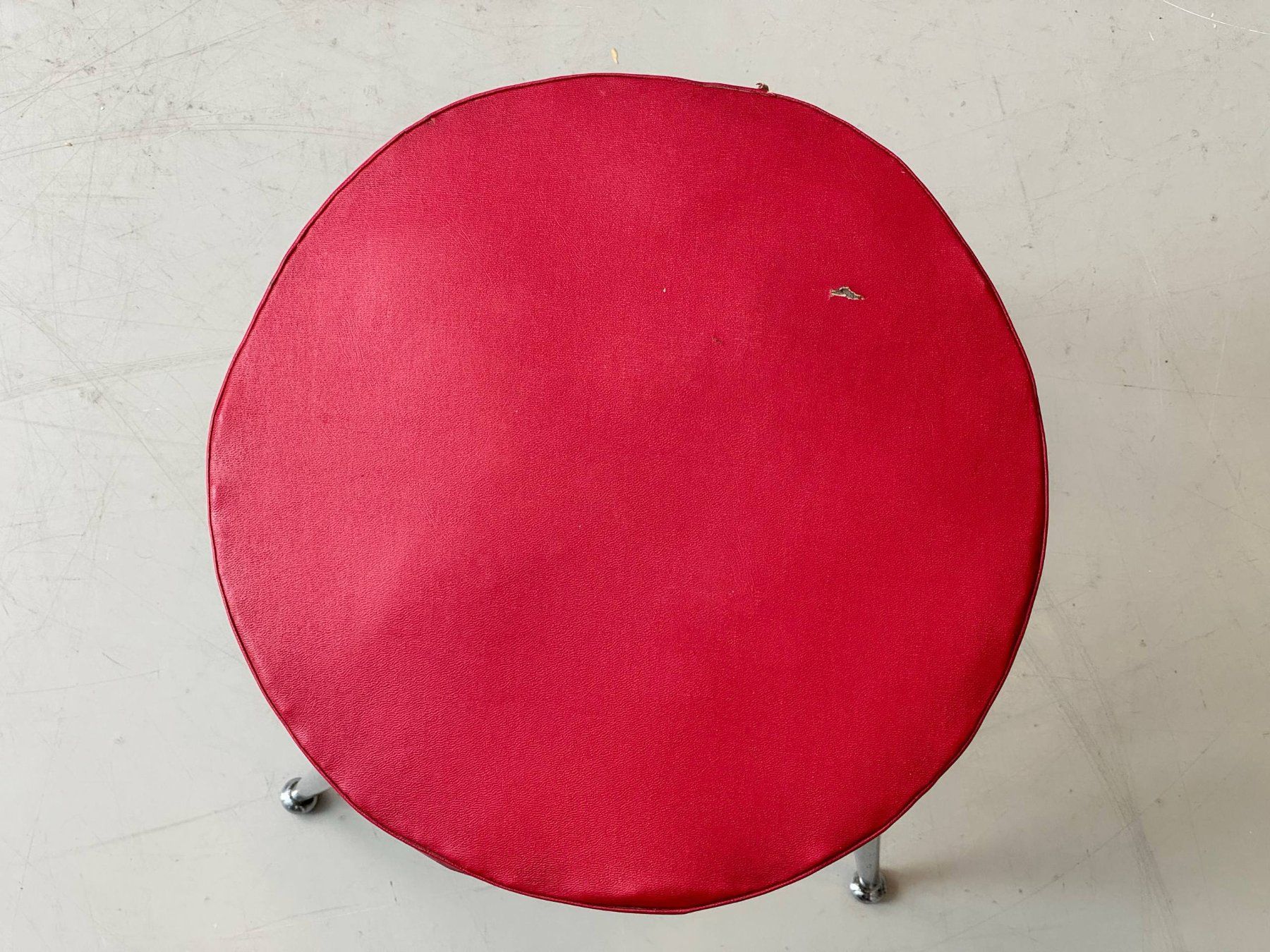Hocker: Vintage Hocker mit rotem Polster und Chromgestell, 60er – Gebraucht aus Zürich von LeMoege 6