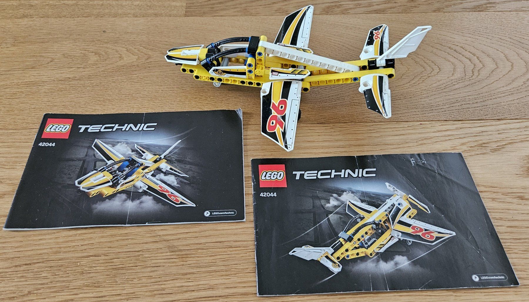 Lego Giocattoli: Lego Technic 42044 - Flugstaffel-Jet (2016) – Usato da Schaffhausen venduto da asyouwestley