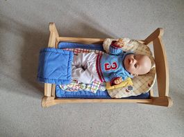 Baby mit Holzbett