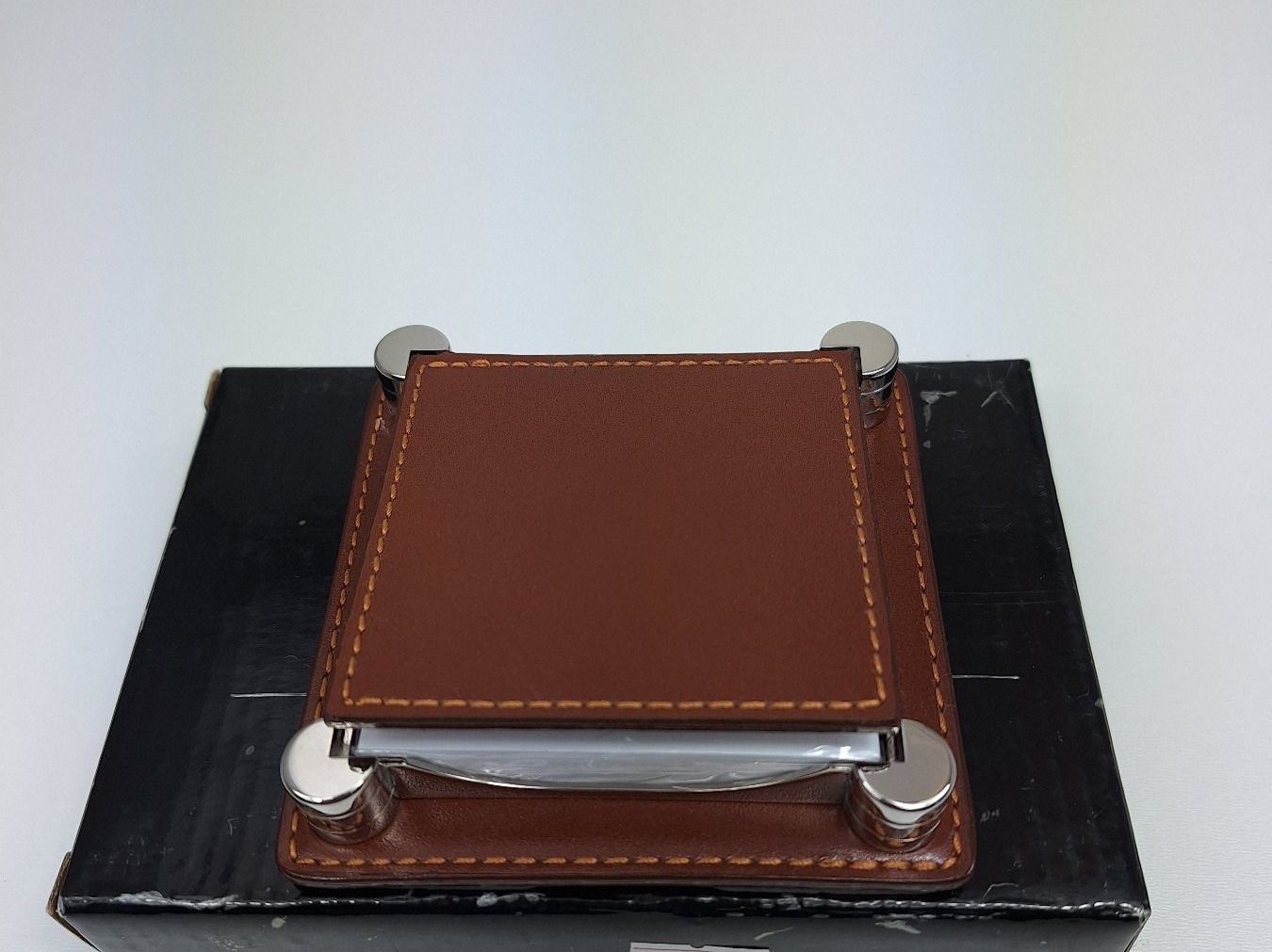 Supporti a parete: Edler Post-It Halter Briefbeschwerer Leder/Metall – Nuovo e nell'imballaggio originale da Seuzach venduto da VT-Collections3 4