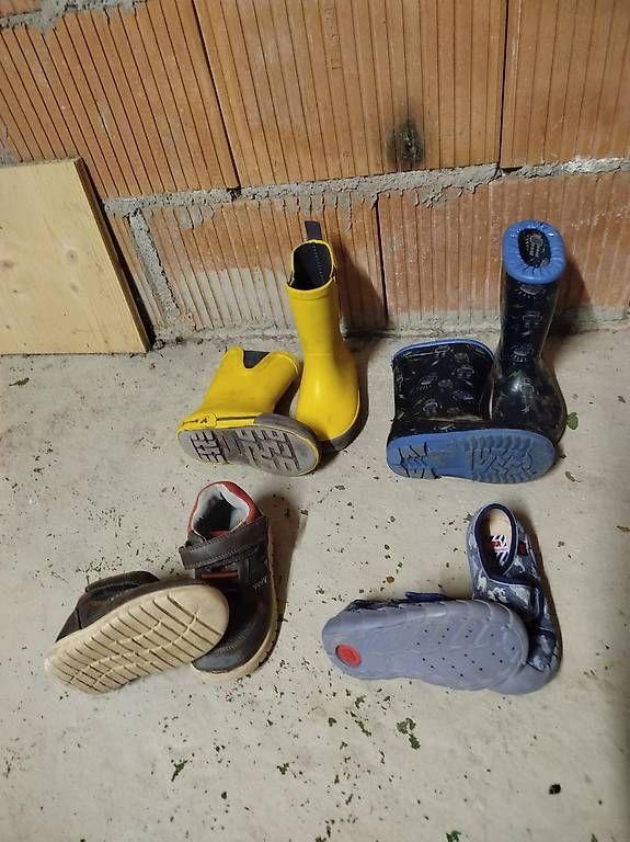 Scarpe per ragazzi: Schuh Paket Grösse 24 – Usato da Bätterkinden venduto da sch_s6nb 1