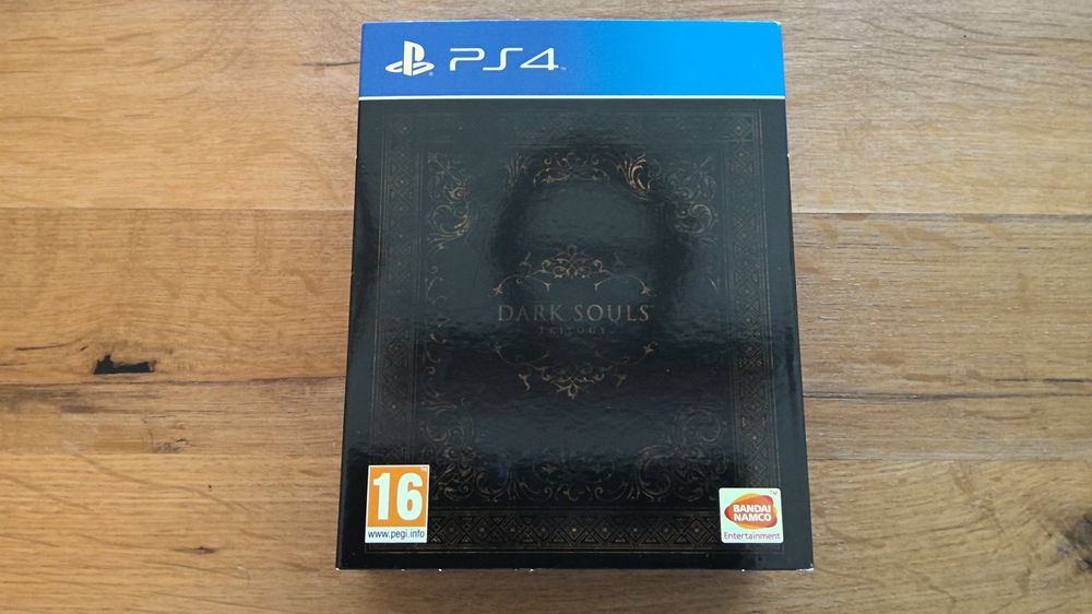 Dark Souls Trilogy PS4 Neuware Dark Souls Trilogy PS4 - Komplettbox NEU & OVP, Inkl. Alle 3 Teile, Für PlayStation 4/5 Bandai Namco Spiele
