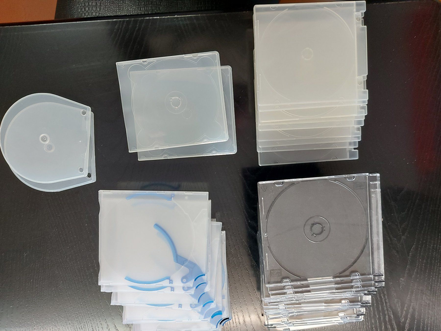 Contenitori & Simili: Leere CD oder DVD Hüllen ca. 35 Stück, verschiedene Arten – Usato da Schwyz venduto da Laeufer3