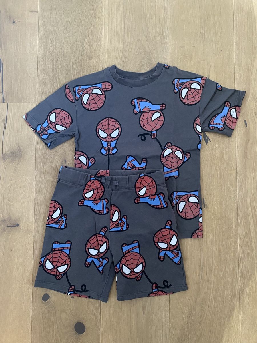 H&M Lotti & Set di vestiti: HM Spider-Man Set, Grösse 122 – Usato da Nänikon venduto da schtern