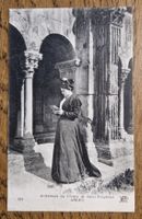 Arlèsienne au Cloître de Saint-Trophime, Arles