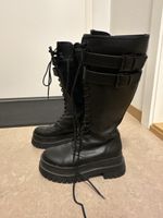 Schwarze Schnürstiefel