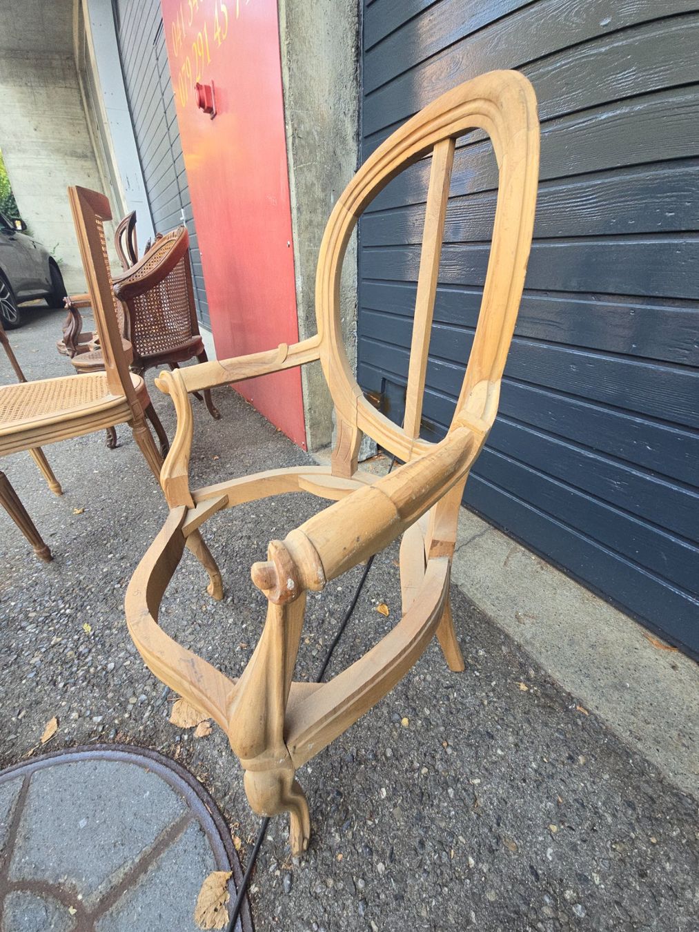 Sedie: Louis XV Fauteuil Medaillon – Usato da Luzern venduto da Sainte-Victoire 2