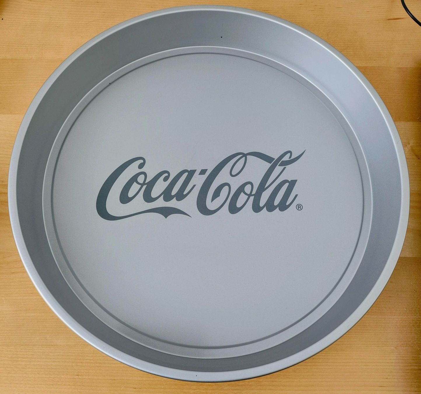 Piatti di portata: Coca-Cola Serviertablett silberfarbig Durchmesser ca.35,5 cm – Nuovo (secondo la descrizione) da Pfäffikon ZH venduto da Colacity