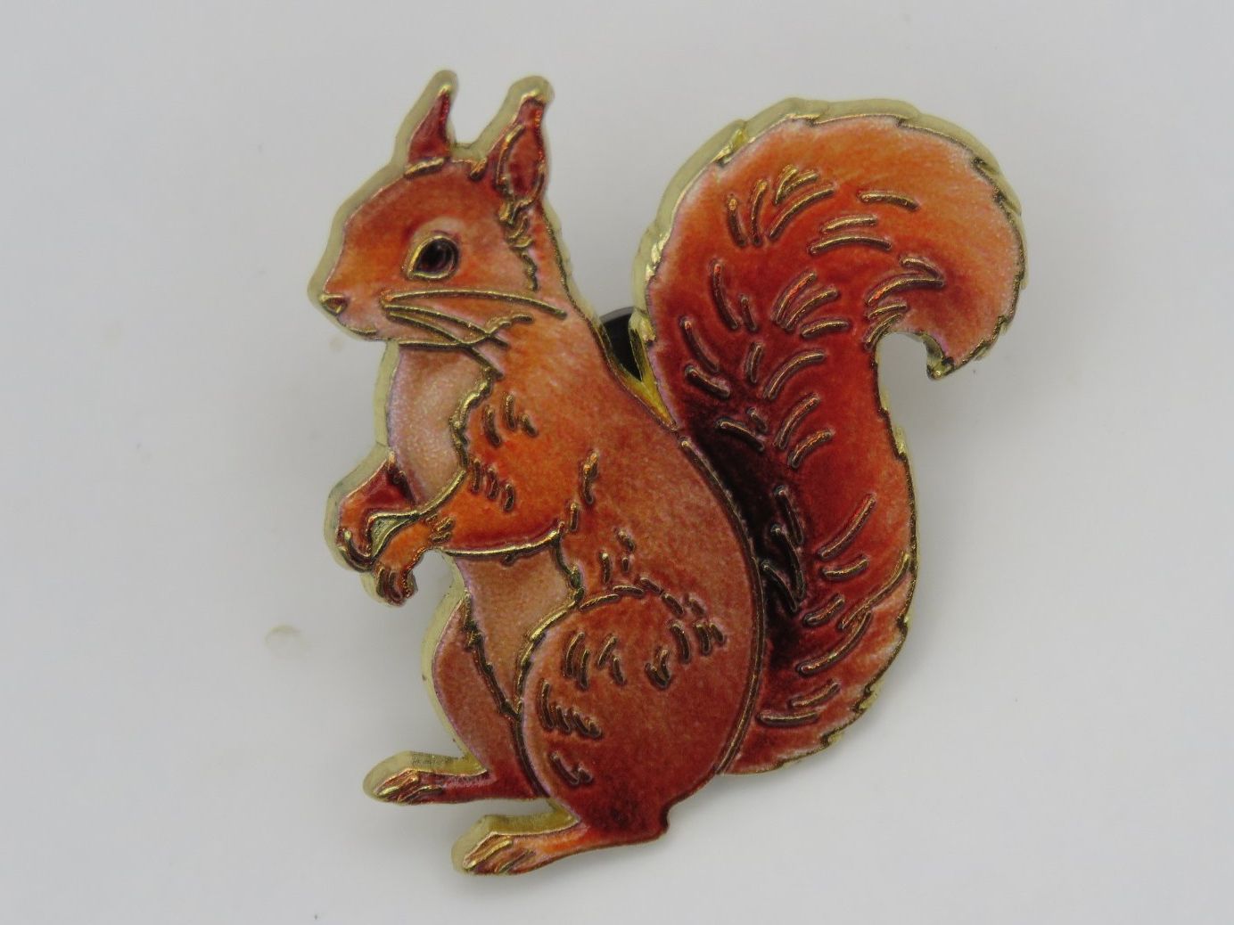 Spille & Fermagli: EICHHÖRNCHEN - Ansteck Pin - Alu - Emaille - 3x2,5cm – Nuovo e nell'imballaggio originale da Grenchen venduto da Yamahwildstar16 2