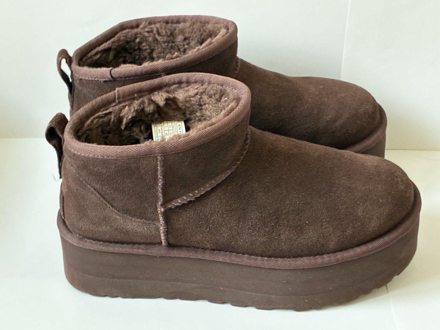 Ugg Scarpe da donna: Dunkelbraune UGG Boots Wildleder "Classic Ultra Mini" – Usato da Kloten venduto da Nephty