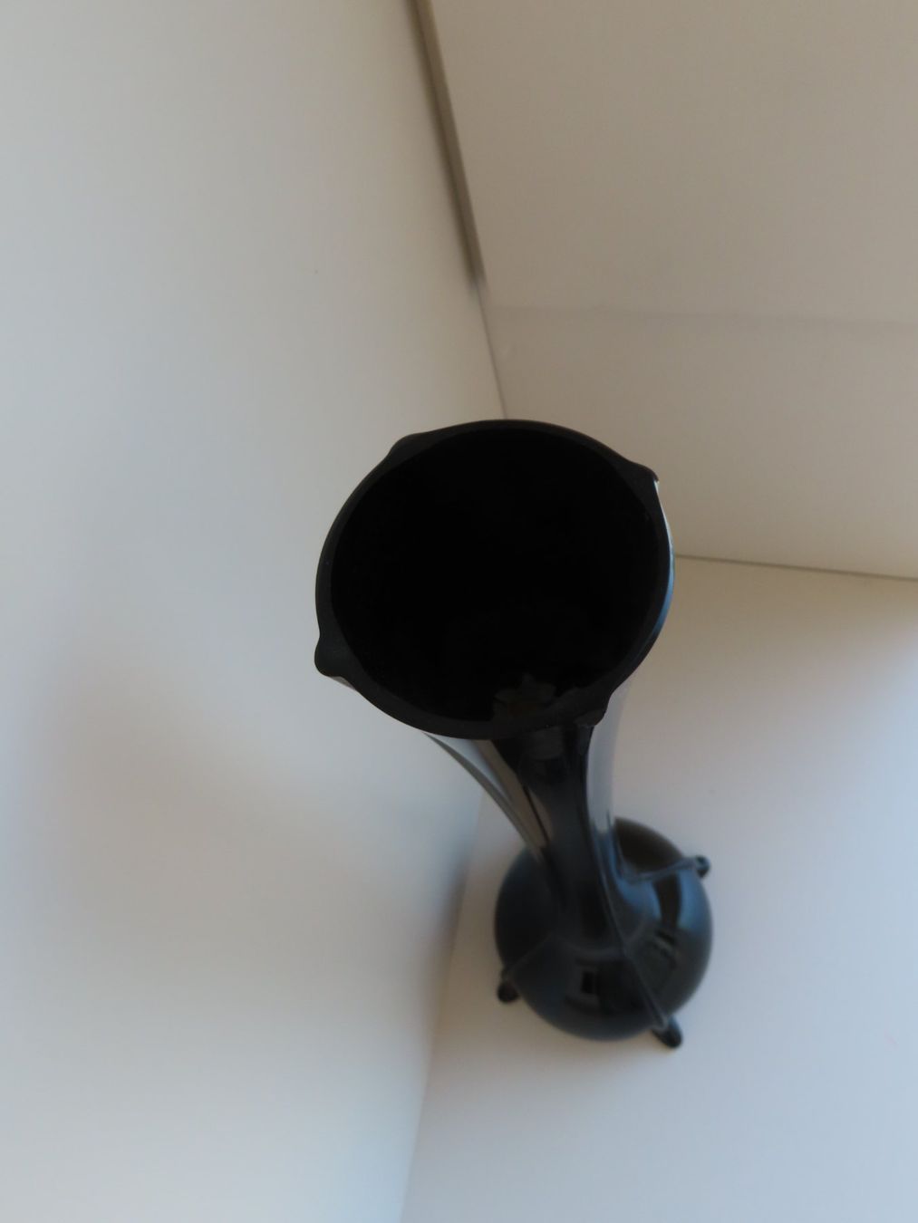 Vasen & Gefässe: Schwarze Boden-Blumenvase Vintage – Gebraucht aus Reinach BL von WBZ-Flohmarkt 3