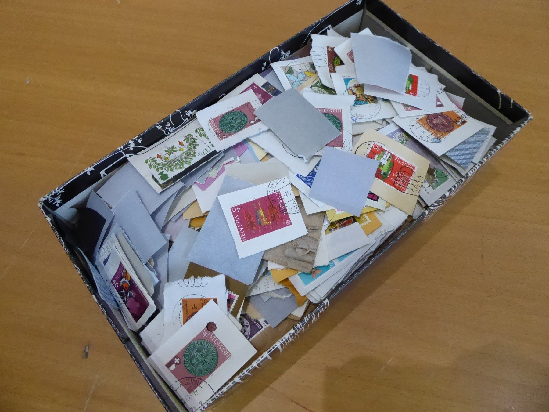 Alle Briefmarken: Kiste Briefabschnitte – Gebraucht aus Rothrist von swisstools