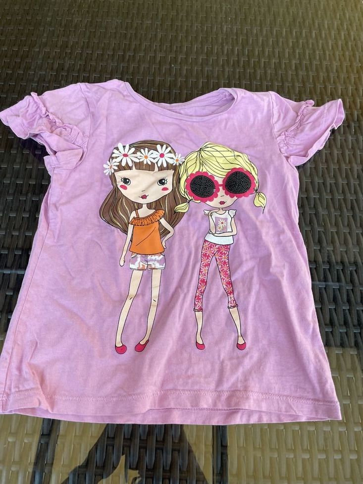 Blusen, T-Shirts & Tops: Mädchen T-Shirt 128 – Gebraucht aus Bergdietikon von antovale