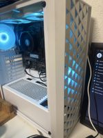 Computer mit Tastaur, maus, monitor und Mousepad
