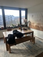 Holztisch mit Bank und Teppich guter Zustand