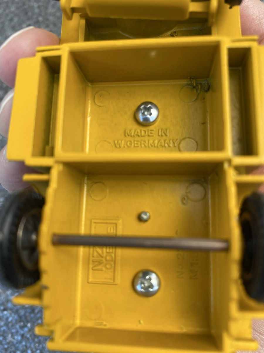 Caterpillar Kit di modellismo & Modellini statici: Modell Generator Set Caterpillar, Masstab 1:50 – Usato da Arch venduto da UrsusC46 4