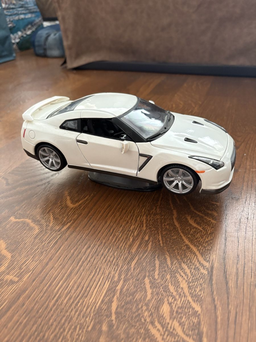 Nissan Modellautos: Nissan GT-R Modellauto weiss – Gebraucht aus Schliern b. Köniz von jenniferleanda 2