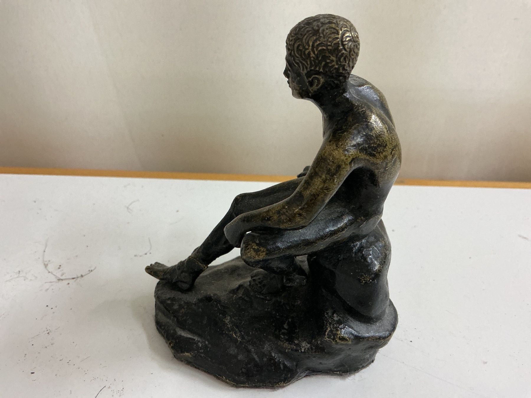 Sculture & Statue: Figur sitzender Jüngling Bronze – Usato da Bern venduto da vielerart 1