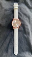 Montre neuve, élégante pour femme avec bracelet blanc