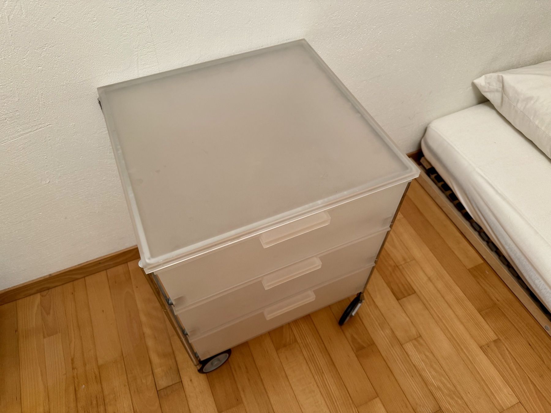 Banconi: Design Rollcontainer 3 Schubladen transparent auf Rollen – Usato da Meilen venduto da MockUrs 2