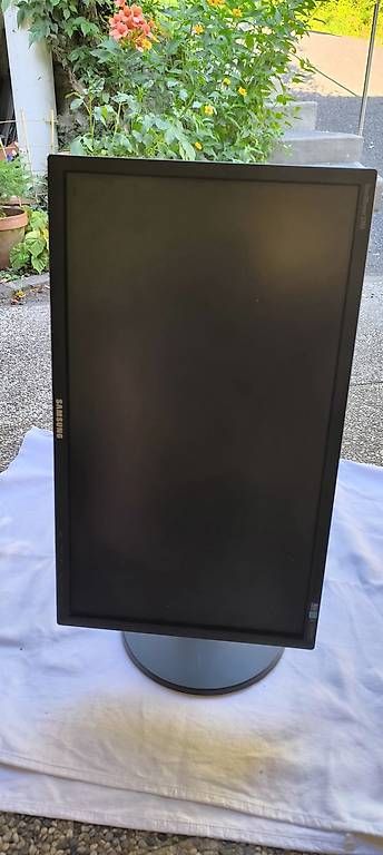Monitor: Monitor LCD 23" Samsung – Usato da Curio venduto da myRicardo01