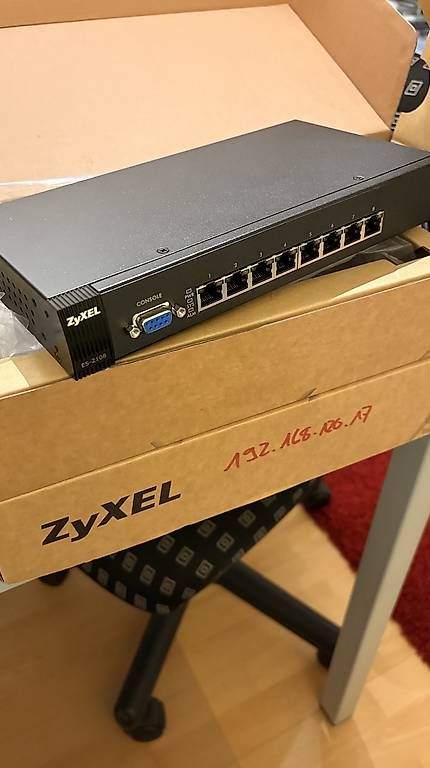 Hub & Switch: 2 Zyxel ES-2108 Switches – Usato da Stans venduto da Chaifer317 1