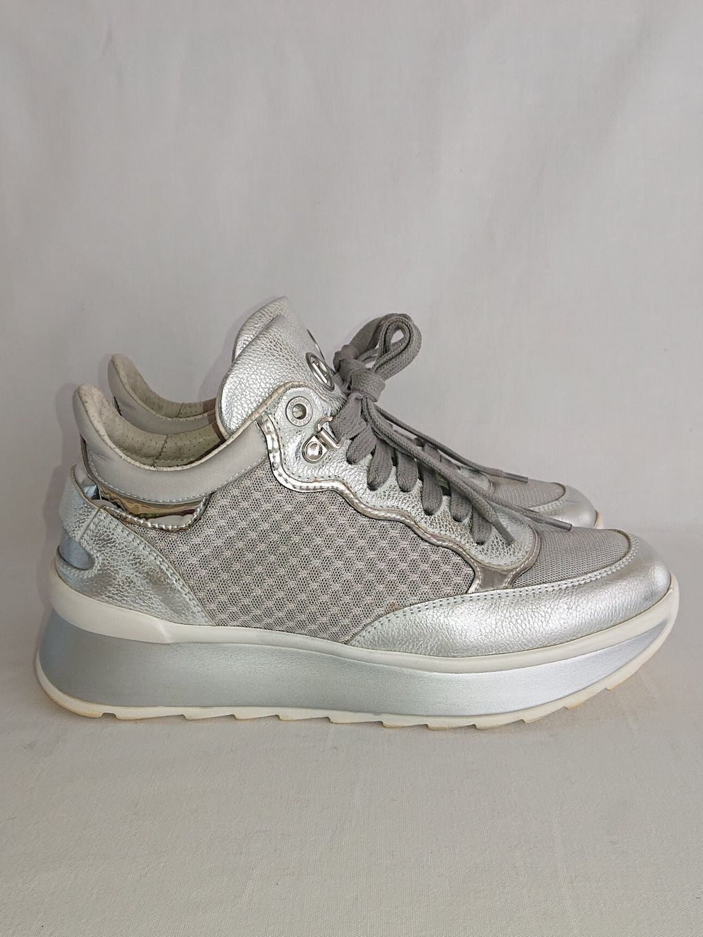 Bogner Scarpe da donna: Sneaker Low - BOGNER - 37 - Leder - silber/weiss/grau – Usato da Thusis venduto da drd_zy9w