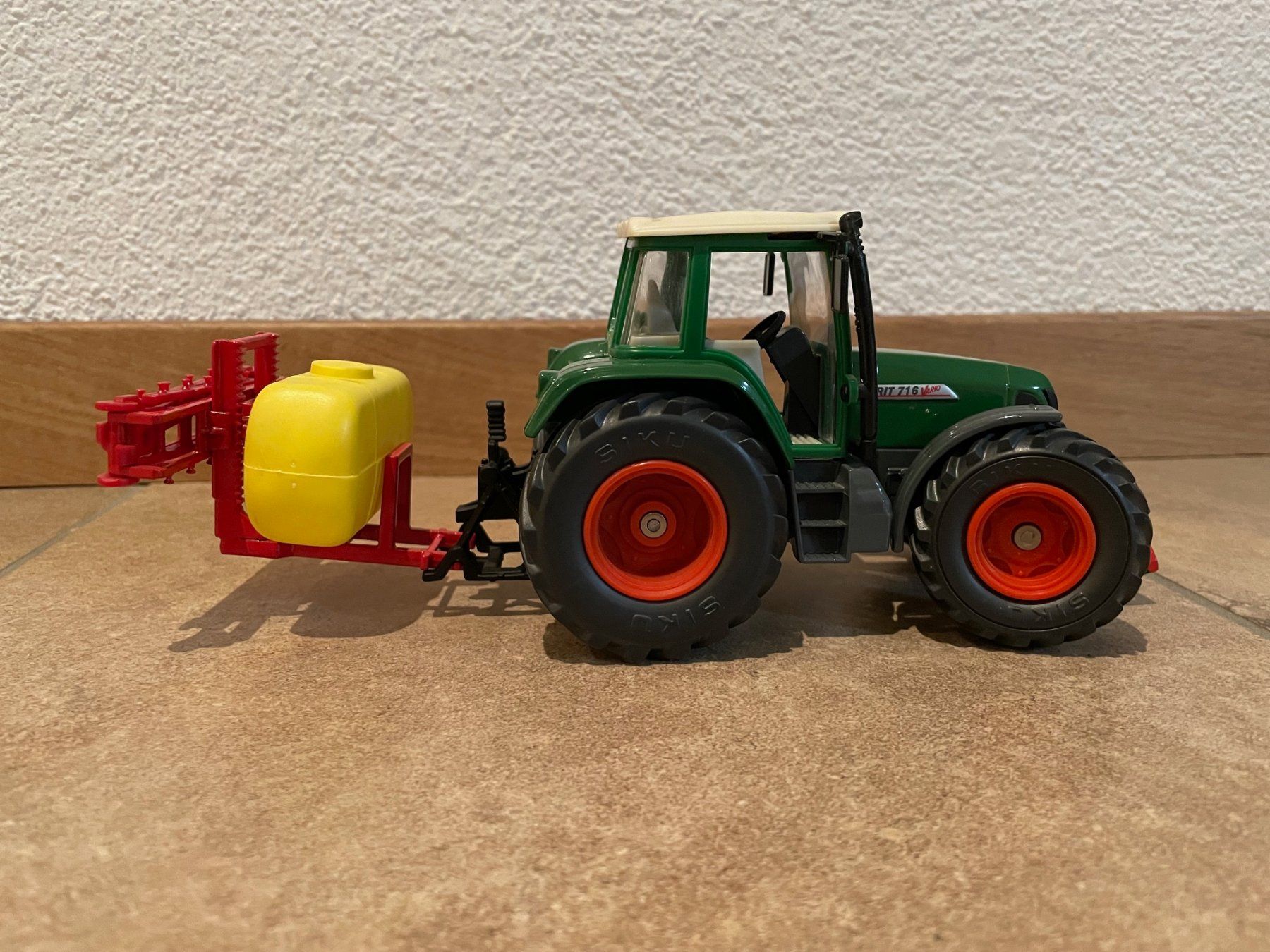 Fendt Trattori: SIKU Fendt 716 mit Spritze – Nuovo e nell'imballaggio originale da Kreuzlingen venduto da Stefan1150 2