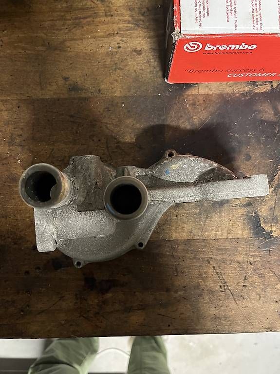 VW Tutti pezzi di ricambio auto: VW Golf 2 Wasserpumpen Gehäuse – Usato da Lichtensteig venduto da Daniel_212884 3