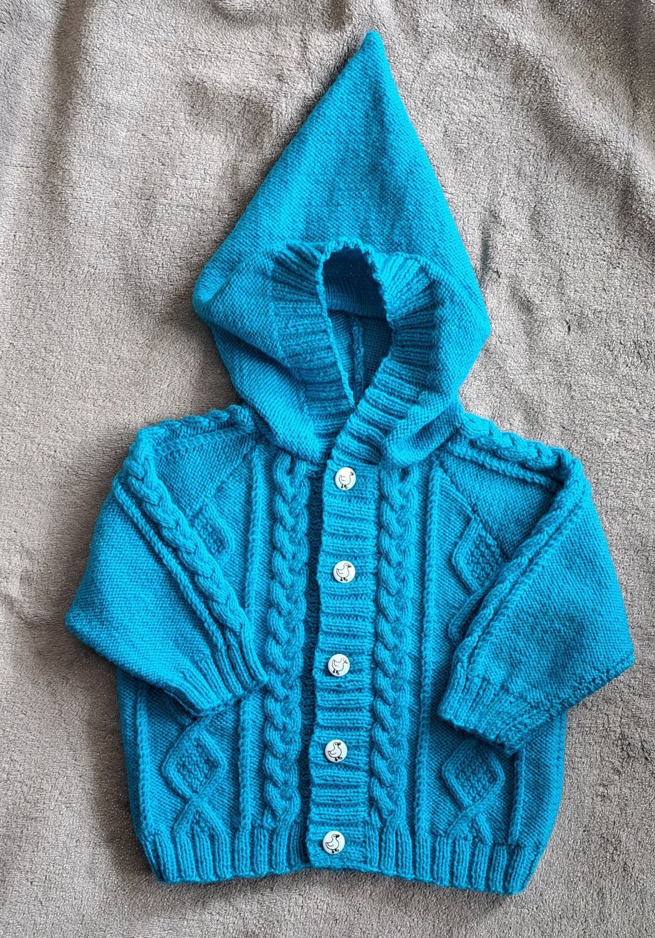 Giacche & Cappotti: Babyjäckchen mit Kapuze_06, neu, handgestrickt – Nuovo e nell'imballaggio originale da Romanshorn venduto da Octa27