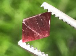 roter Spinell roh Kristall, 1.5 Karat aus Myanmar