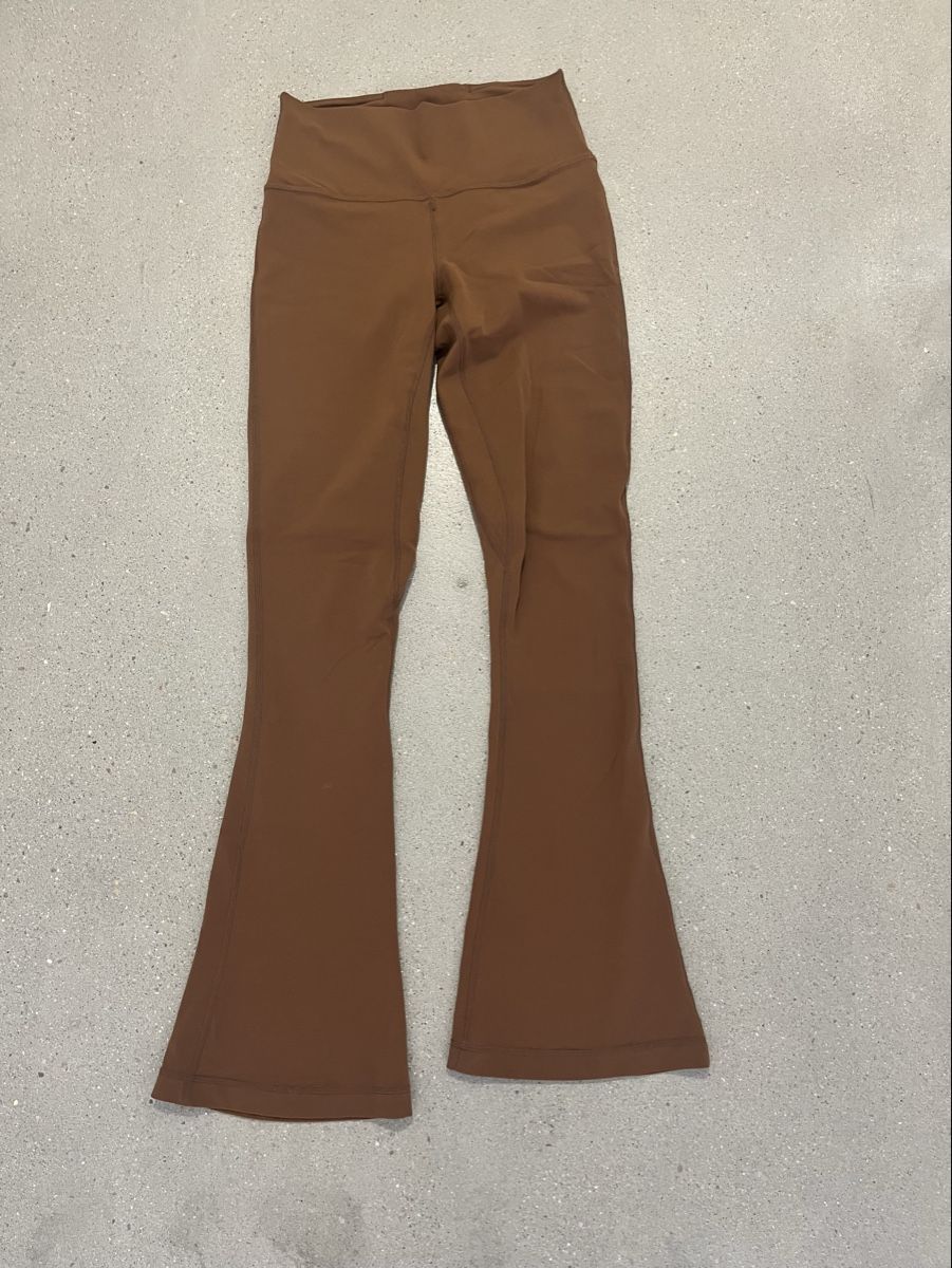 Lululemon Pantaloni: Lululemon Flare Pant – Usato da Dottikon venduto da kat_jk9m