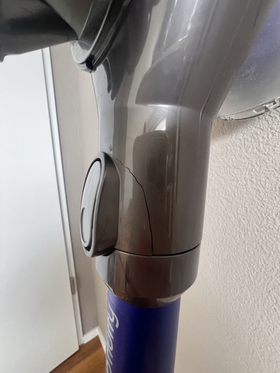 Dyson Aspirateurs & Accessoires: Dyson v6 fluffy teilweise defekt – Défectueux à Baar par kuettelf 2