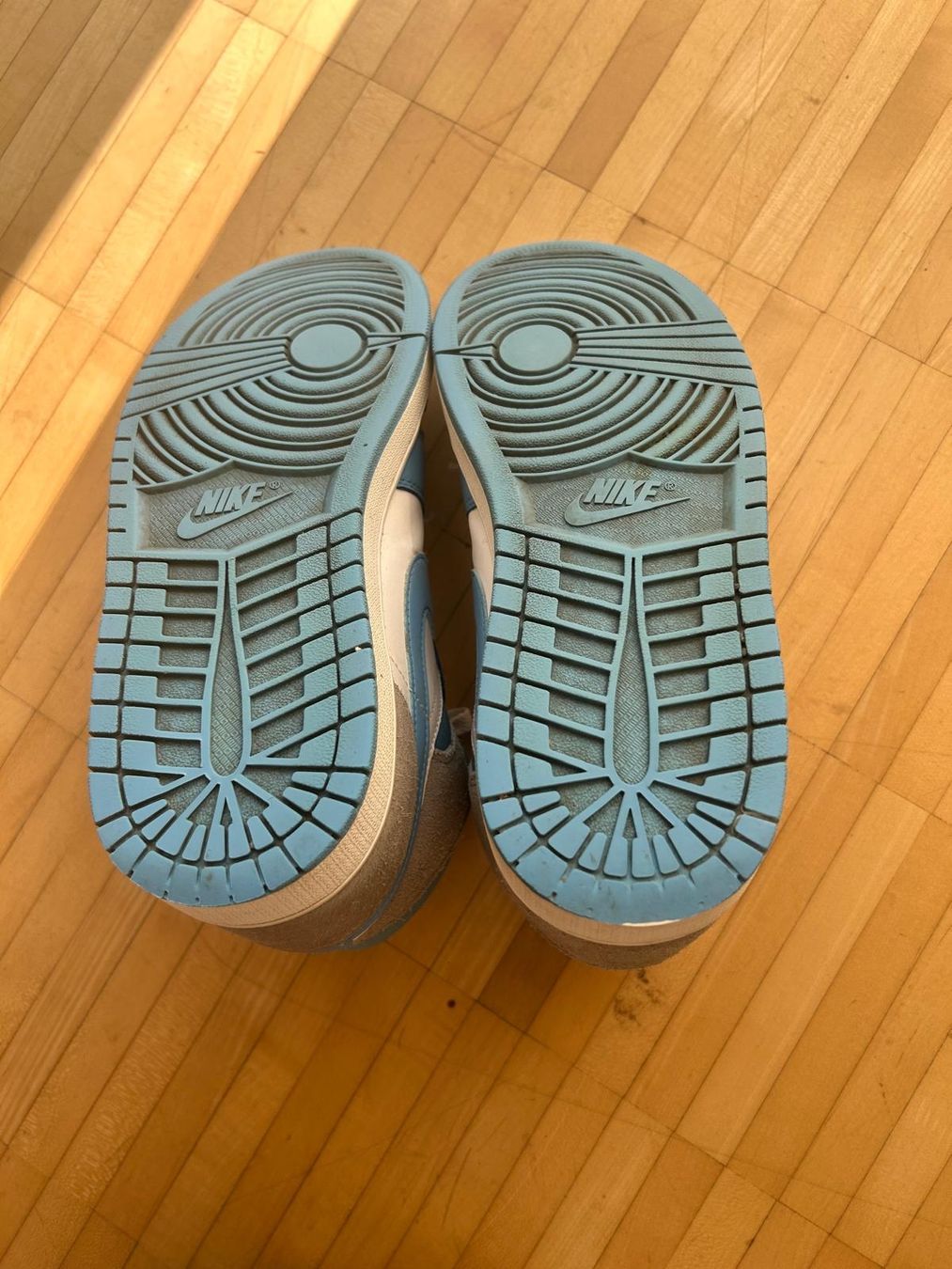 Jordan Scarpe da uomo: Jordan 1 Mid University Blue Grey – Usato da Luzern venduto da Carlita-21 4