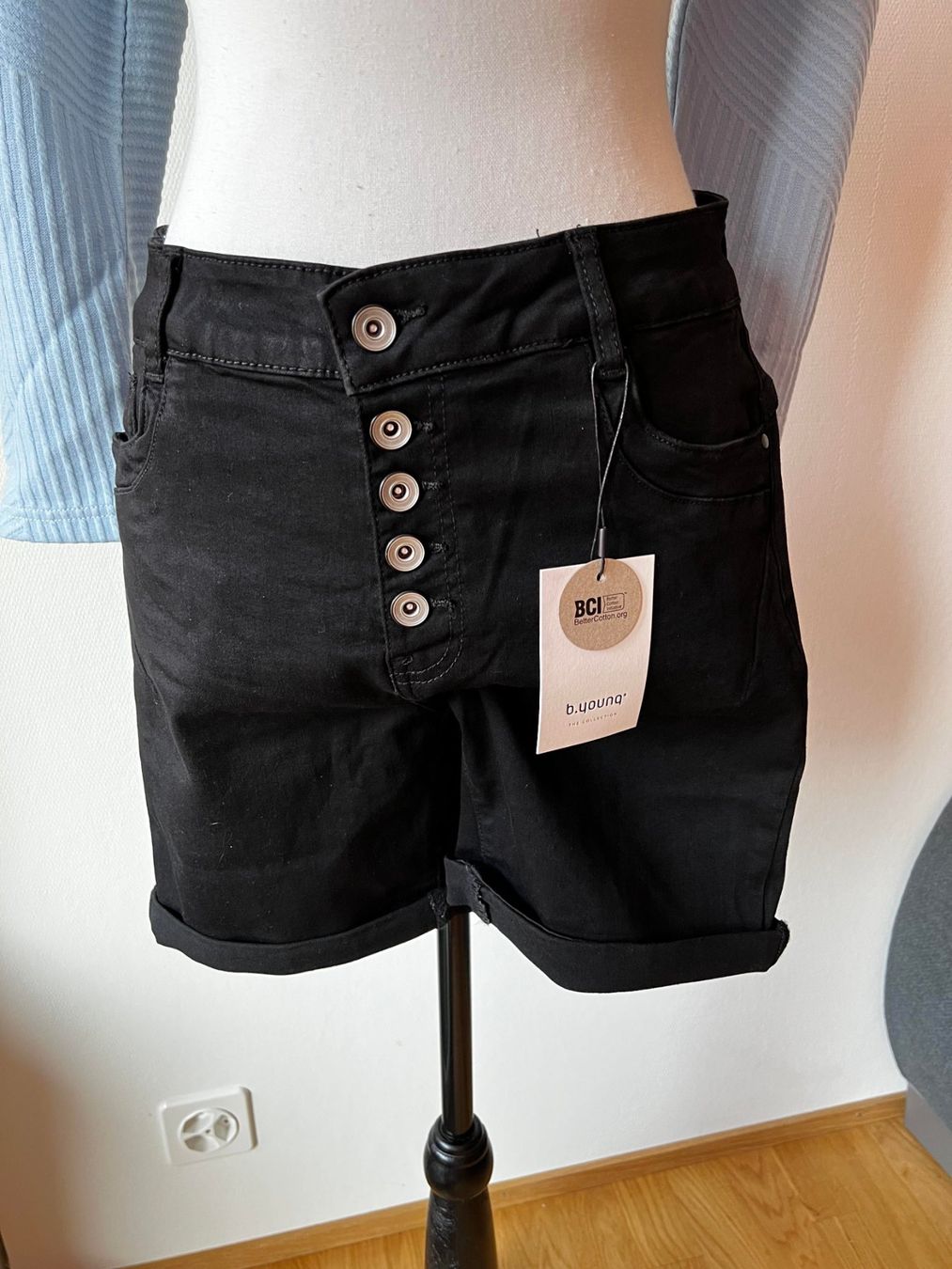 Pantaloni: Neue Schorts M – Nuovo e nell'imballaggio originale da Riehen venduto da edu_92w7