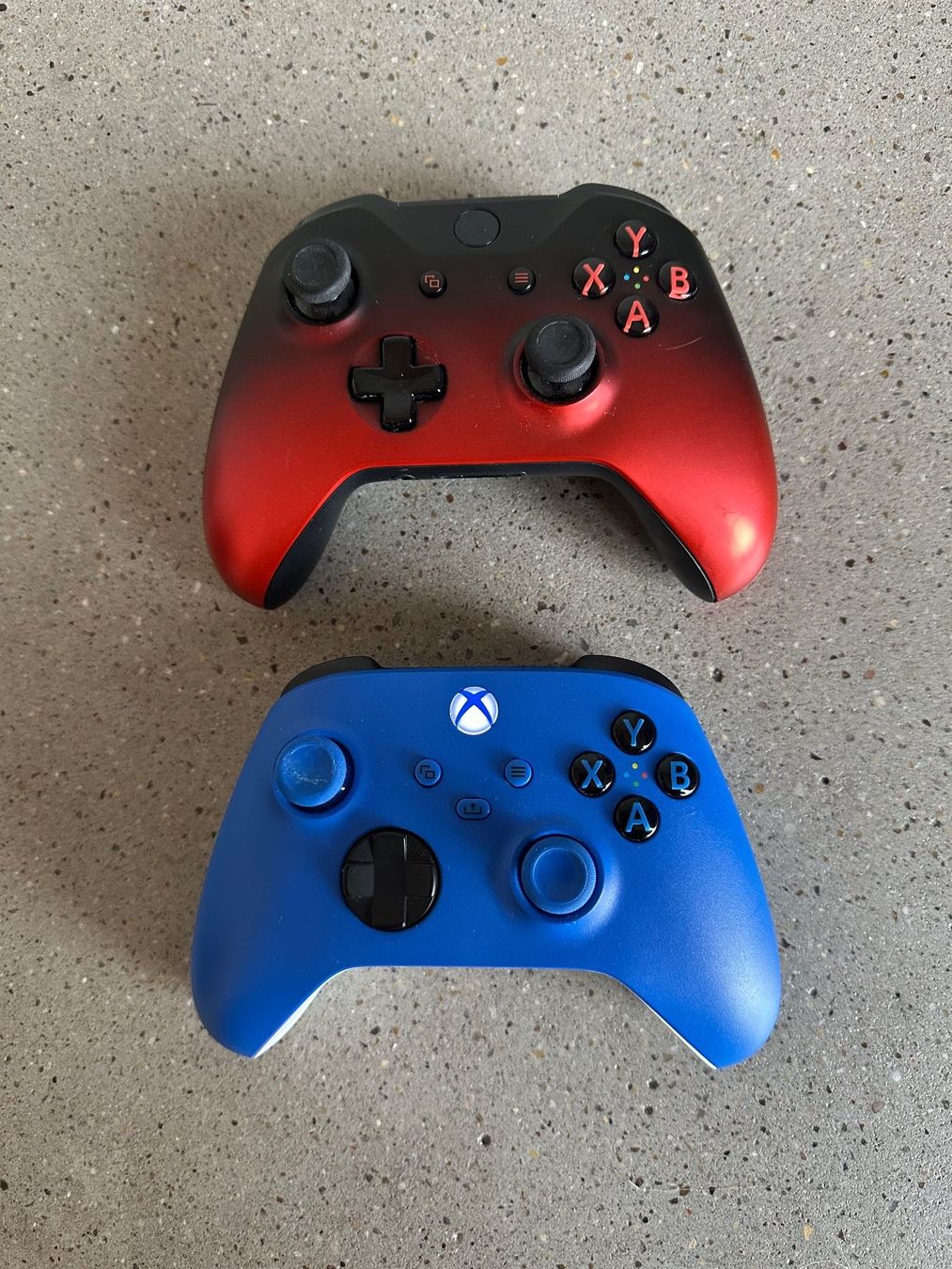 Microsoft Consoles: Xbox One Bundle: Xbox One + 2 Controller + 10 Spiele – D'occasion à Zürich par justyna.k 2