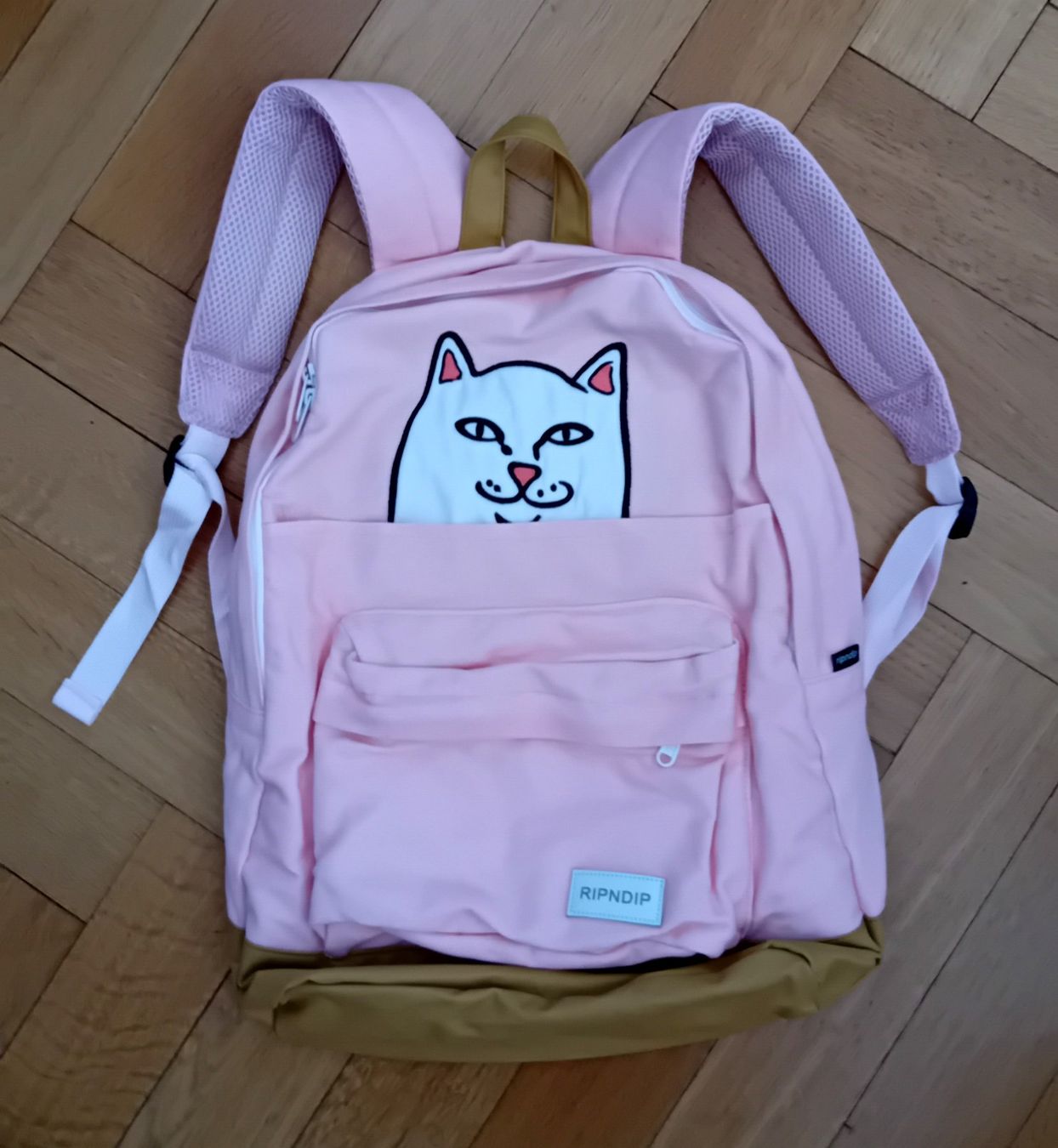 Zaini: Sac à dos rose en tissu RIPNDIP – Usato da Neuchatel venduto da Vlenoble
