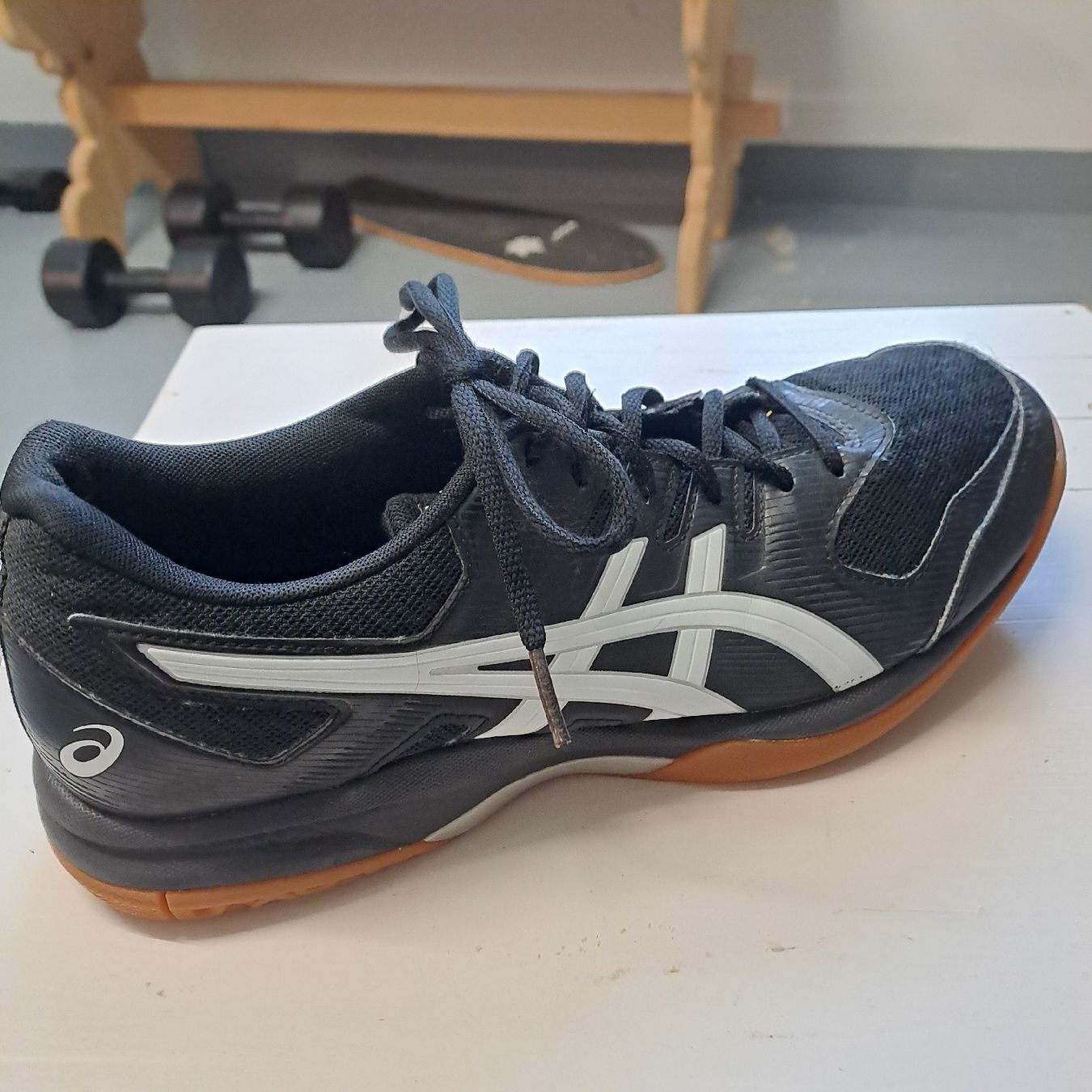 Asics Herrenschuhe: Hallenturnschuh Asics 42.5 – Gebraucht aus Thierachern von lukwill