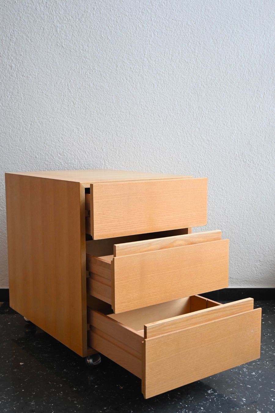 Banconi: Victoria Rollcontainer Holz 3 Schübe – Usato da Zürich venduto da starch.studio 2