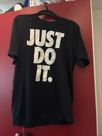 T-shirt Nike noir avec logo Just Do It taille M bon état