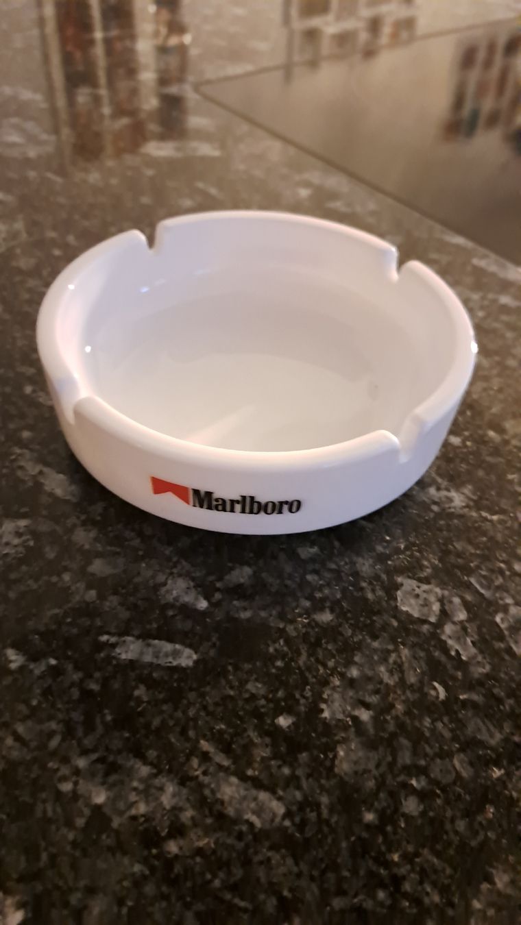 Marlboro Portacenere: Marlboro Aschenbecher neuwertig  – Usato da Ramsen venduto da abtaudi